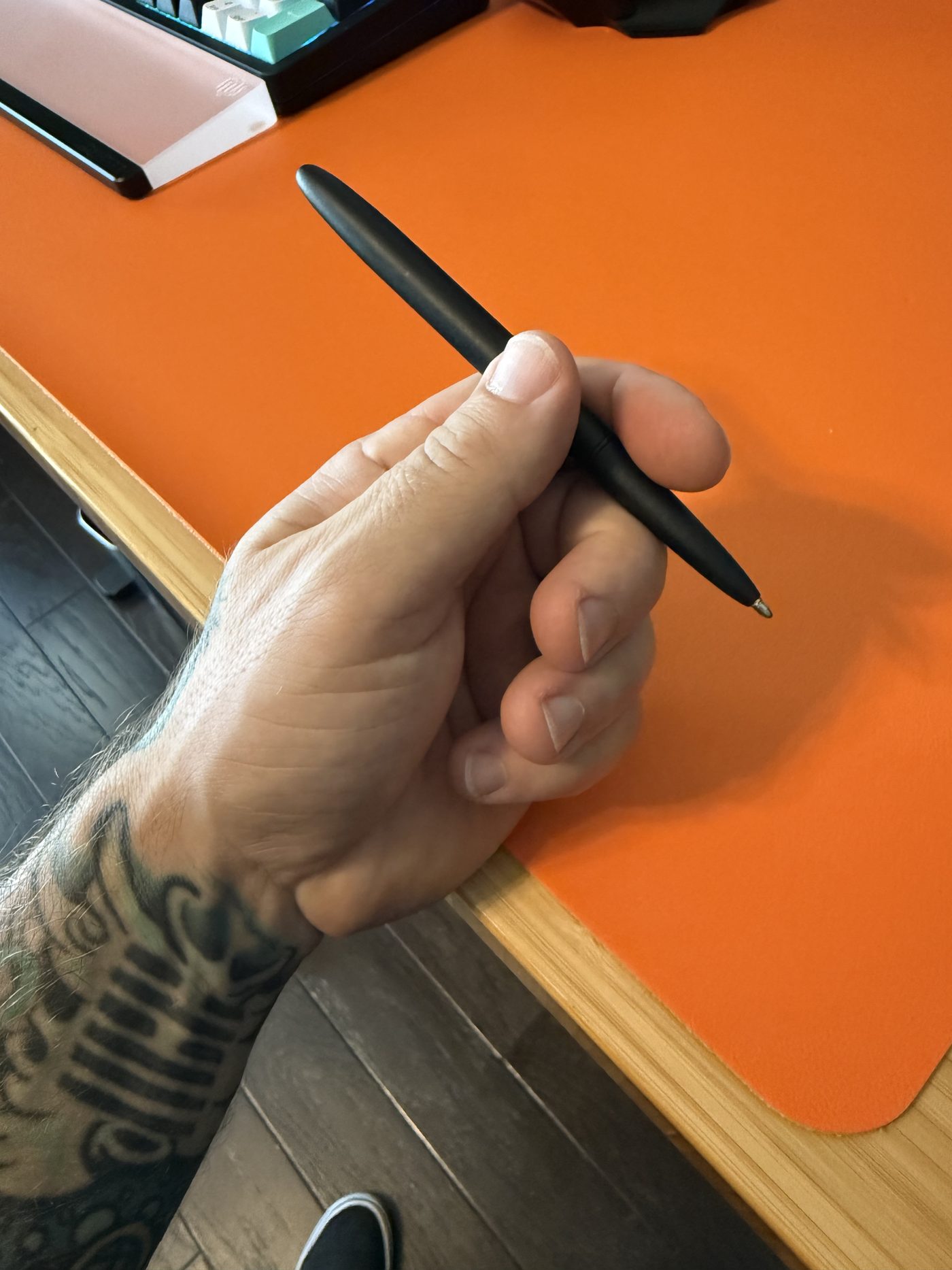 Posted, it's a full-size pen. Capped, it vanishes into whatever pocket you give it