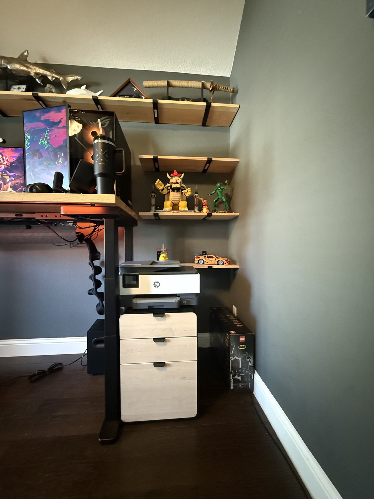 The right side of the desk, where the mirrored MoPac stack was supposed to go, with the baseboard running along the wall